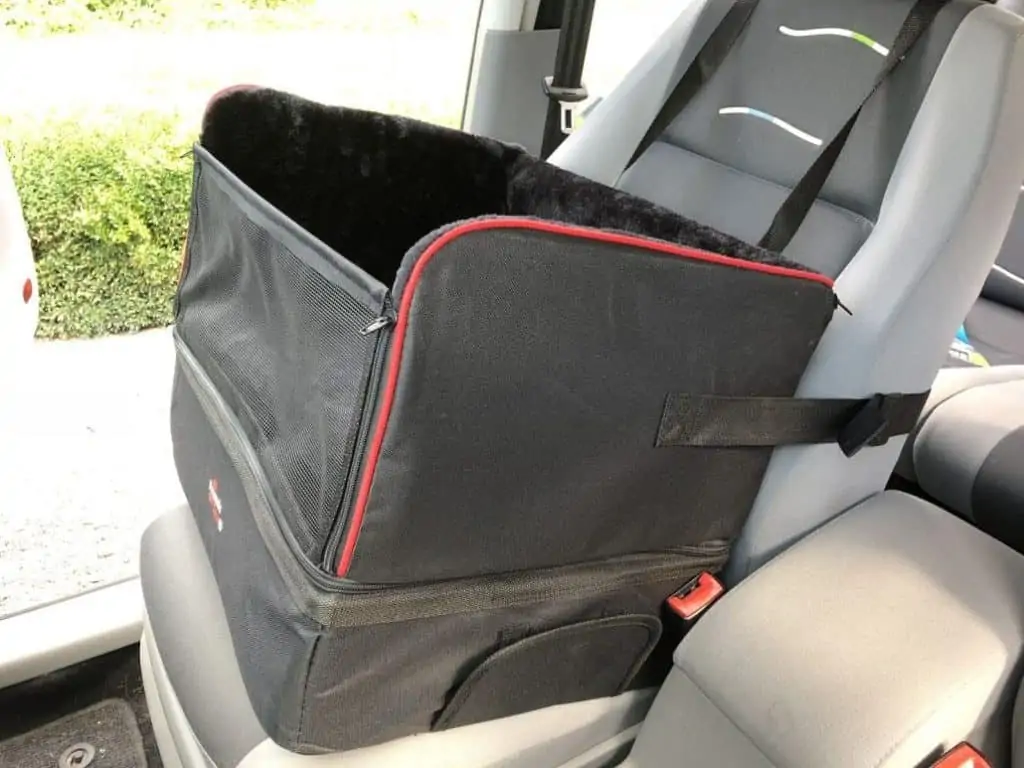 Hunde Autositz – kleinere Hunde sicher im Auto mitnehmen