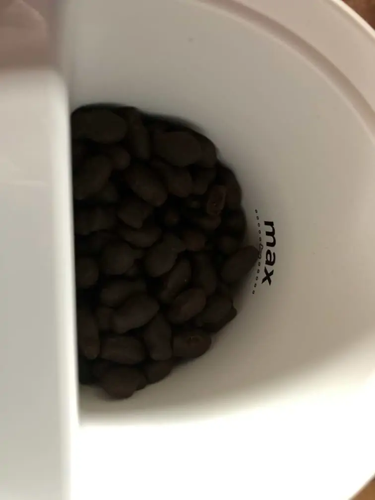 Hier sieht man das Leckerliefach gefüllt mit Leckerlis