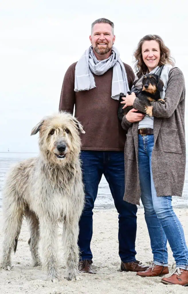 Insen und Dennis Rosenboom mit Dexter und Artos (Gründer von Pfoten.net)