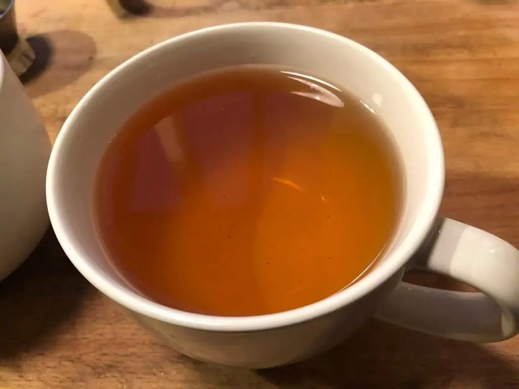 Cistus Tee in einer großen Tasse